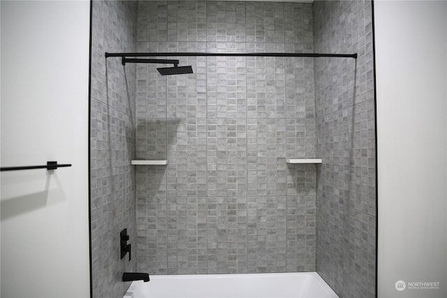 bathroom with tiled shower / bath