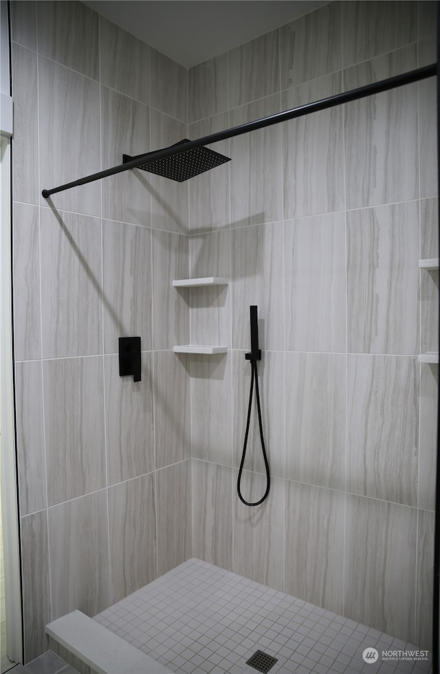 bathroom featuring tiled shower