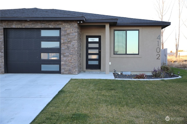 view of front of house with a front lawn