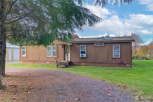 manufactured / mobile home with a front yard