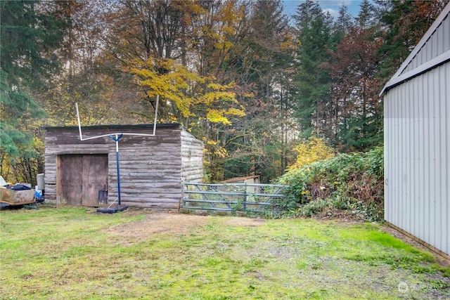 view of yard featuring a storage unit