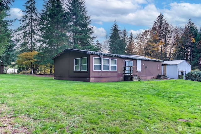 view of front of house with a front lawn