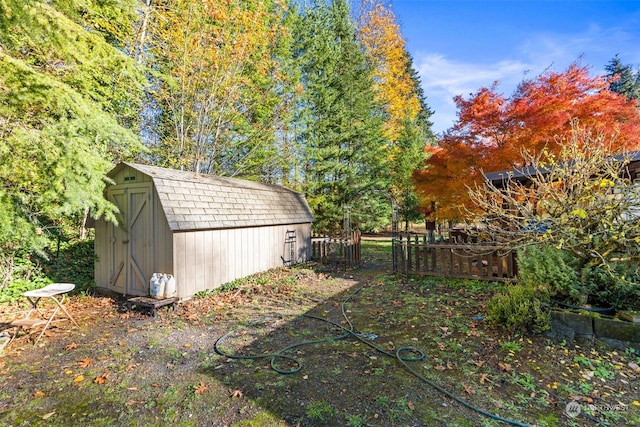 view of yard featuring a shed