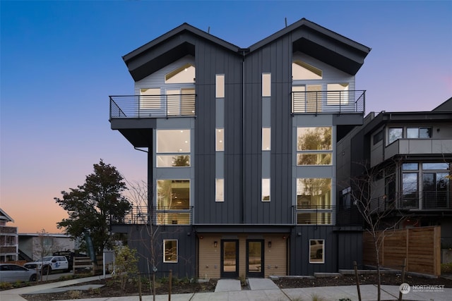 view of front of house with a balcony