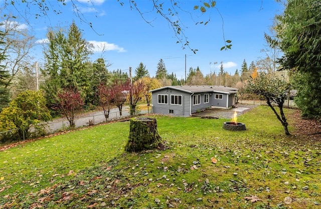 view of yard featuring an outdoor fire pit