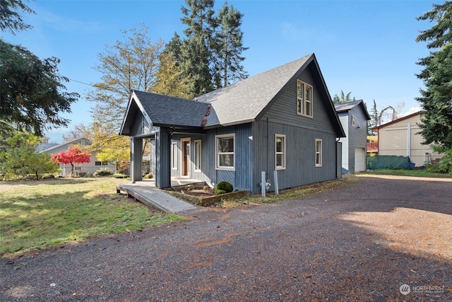 view of front of property featuring a front lawn