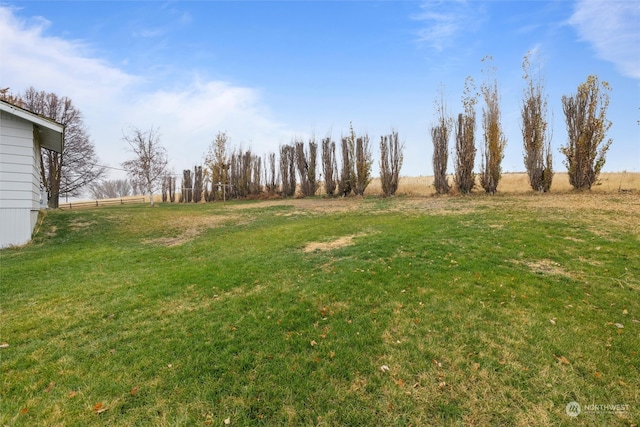 view of yard featuring a rural view