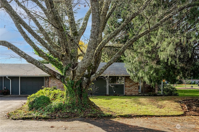 view of front facade with a garage and a front yard