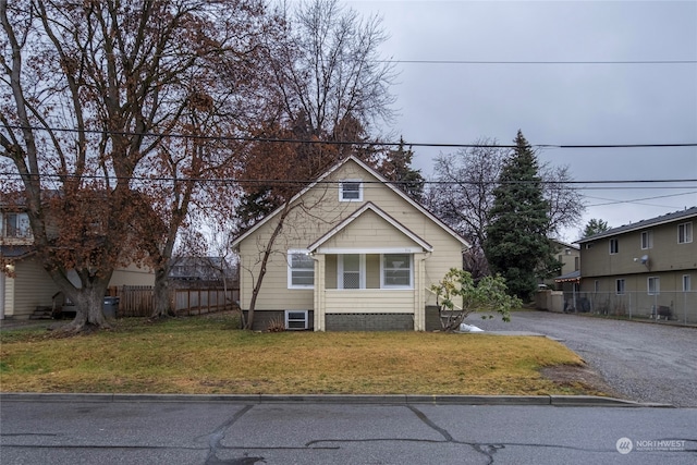 view of front of property featuring a front lawn