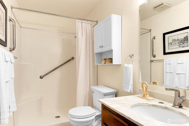 bathroom featuring a shower with curtain, vanity, and toilet