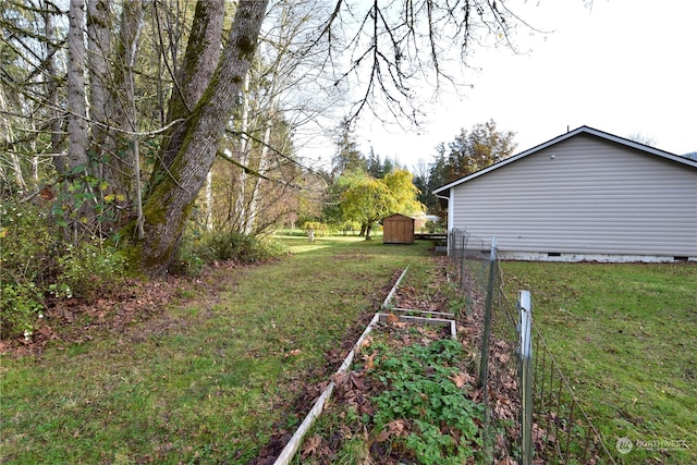 view of yard with a storage unit