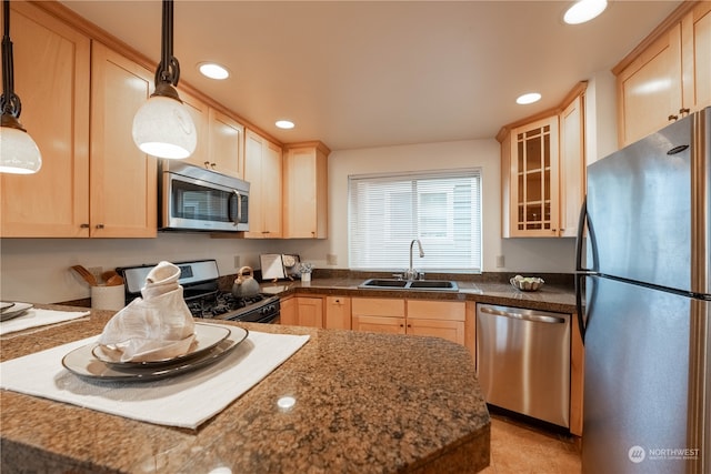 kitchen with sink, hanging light fixtures, stainless steel appliances, kitchen peninsula, and light brown cabinetry