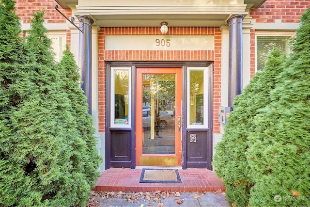 905 NE 43rd St Unit 108, Seattle, WA 98105 - doorway to property with brick siding