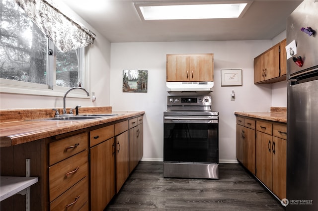 kitchen with stainless steel appliances, sink, and dark hardwood / wood-style flooring