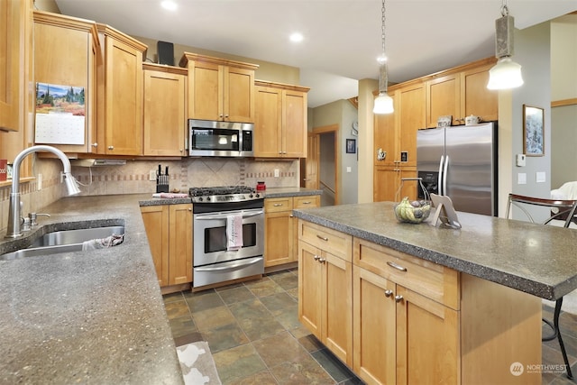 kitchen with sink, a center island, stainless steel appliances, a kitchen breakfast bar, and pendant lighting