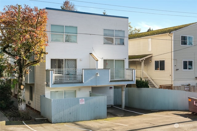 view of front facade featuring a balcony