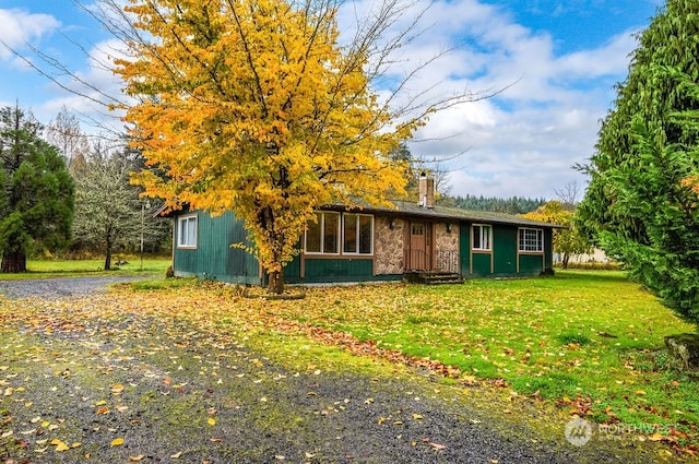 view of front of house featuring a front yard