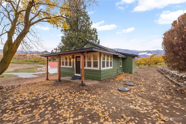 view of front of property featuring a mountain view