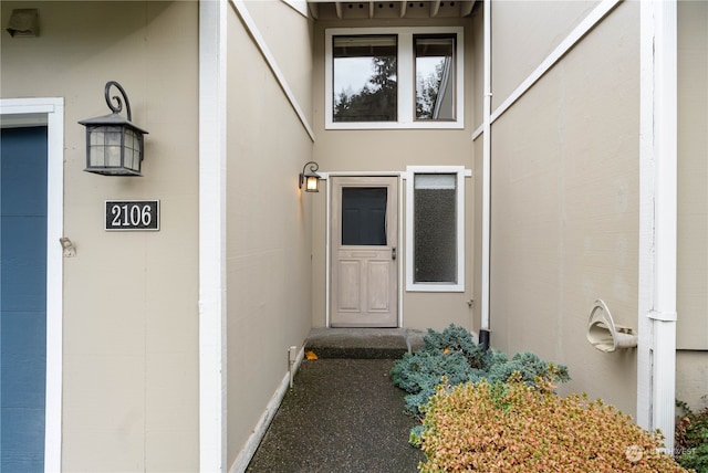 view of exterior entry featuring stucco siding