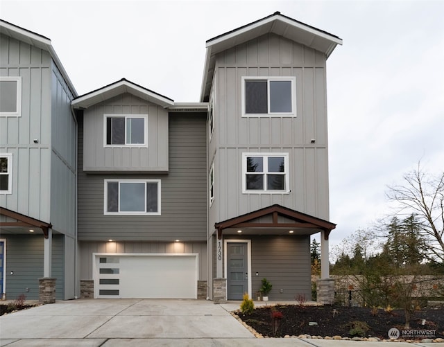 view of front facade with a garage