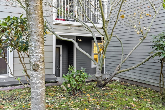 entrance to property featuring a balcony