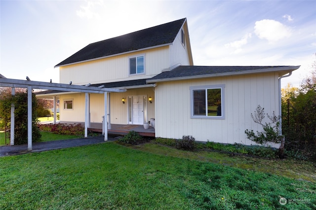 view of front of property featuring covered porch and a front lawn