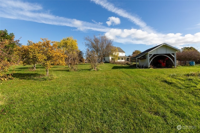 view of yard featuring an outdoor structure