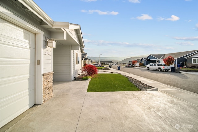 view of yard with a mountain view