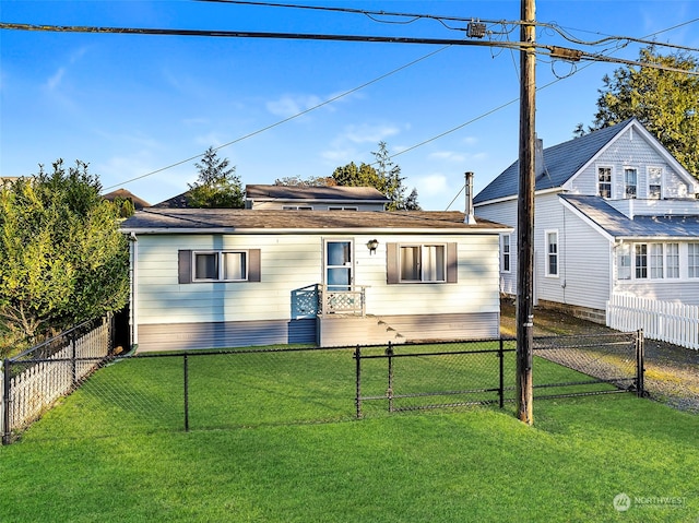 view of front facade featuring a front yard