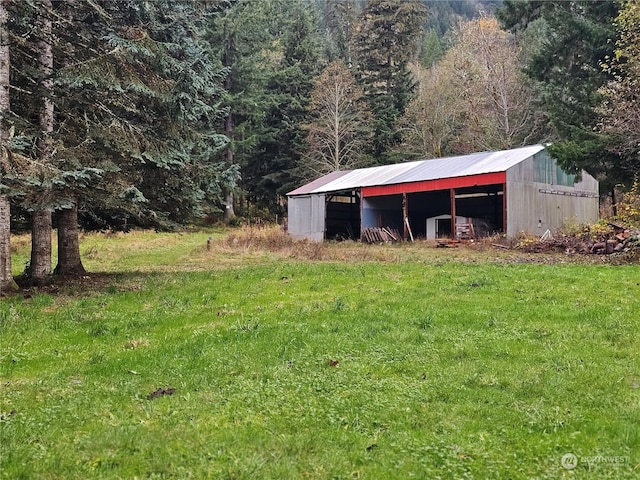 view of yard featuring an outbuilding