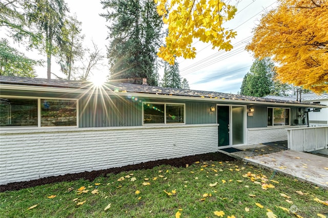 single story home featuring a front lawn