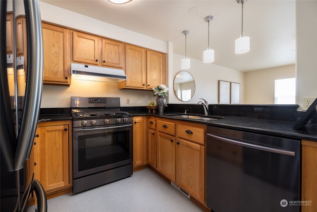 kitchen with stainless steel appliances, hanging light fixtures, sink, and kitchen peninsula