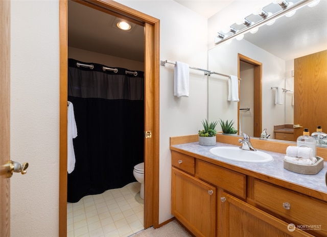 bathroom with a shower with shower curtain, vanity, and toilet