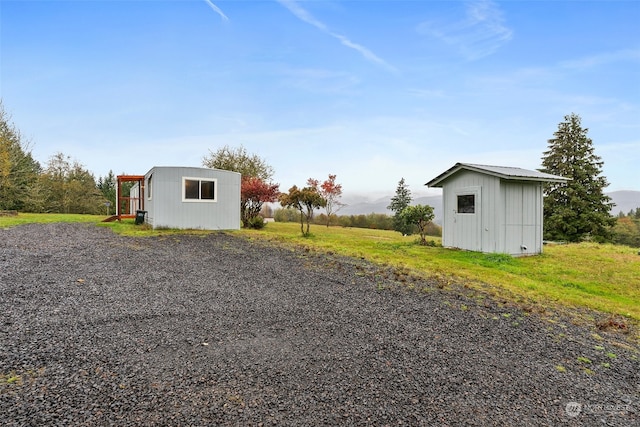 view of yard featuring an outbuilding