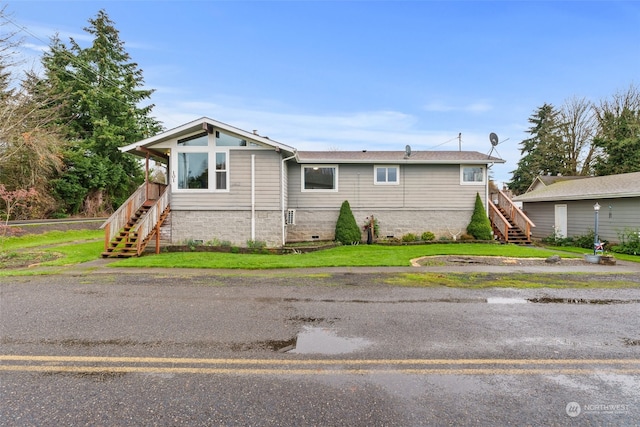 view of front of property featuring a front yard