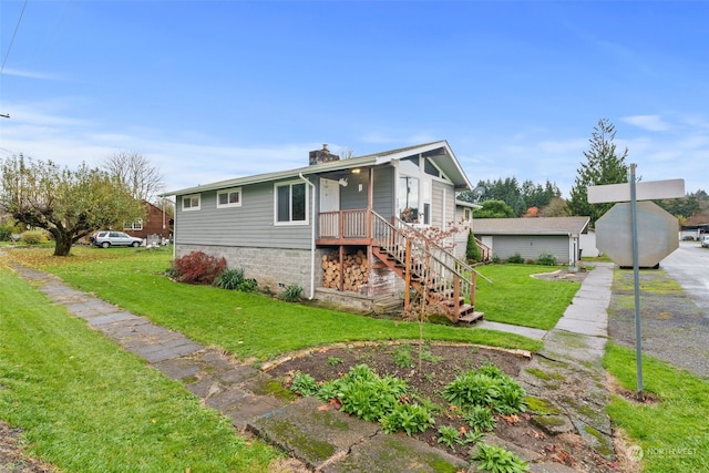 view of front of home featuring a front yard