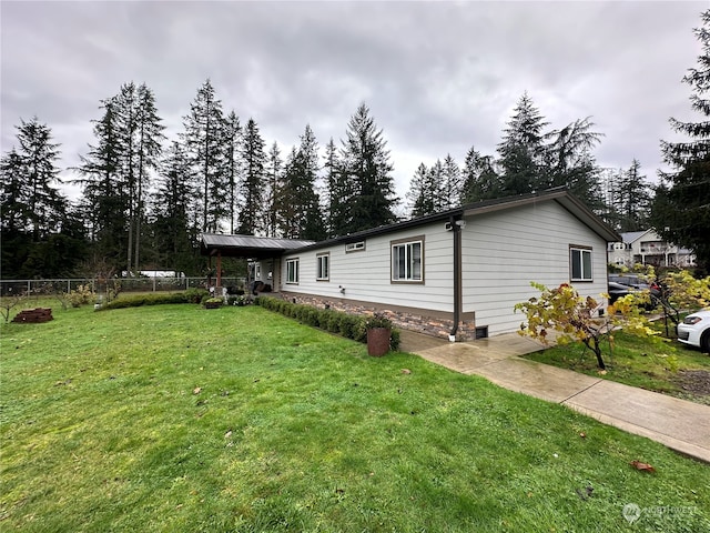 view of side of property featuring a lawn