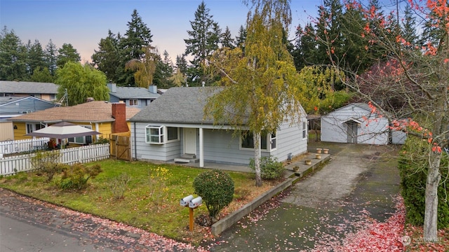 view of front of property featuring a yard