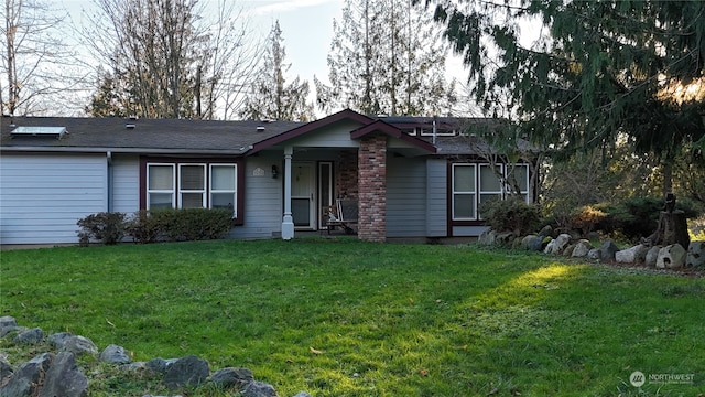 view of front of property with a front lawn