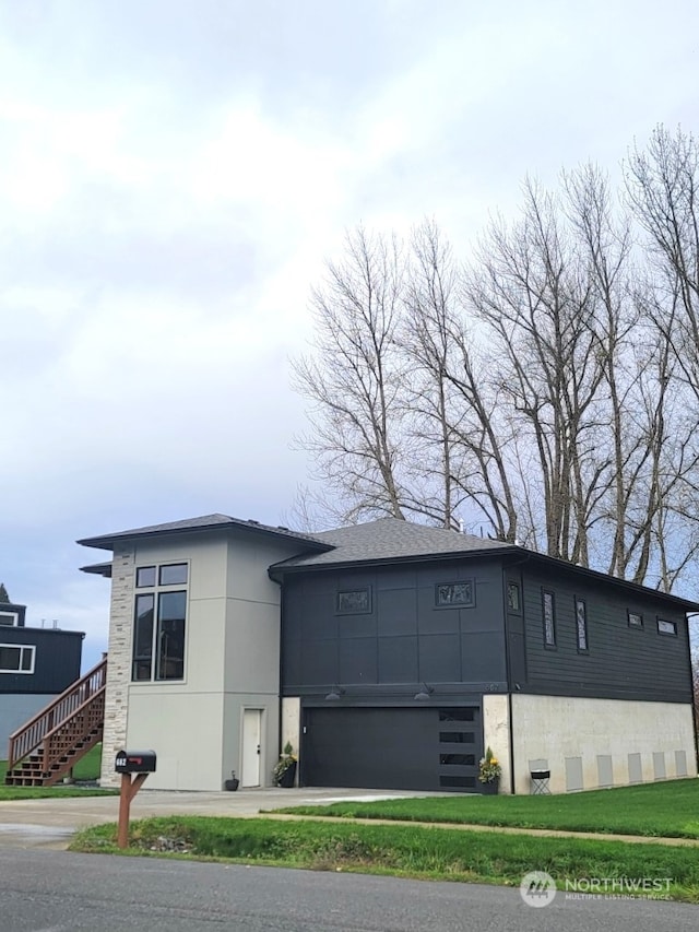 view of front facade with a front lawn and a garage