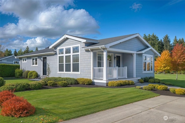 view of front facade featuring covered porch and a front lawn