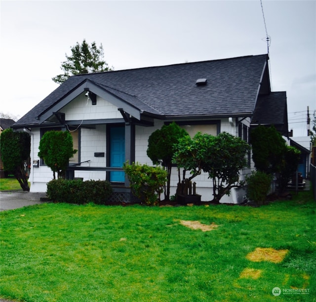 view of front of home featuring a porch and a front lawn