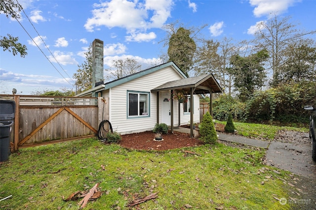 view of front of home featuring a front yard