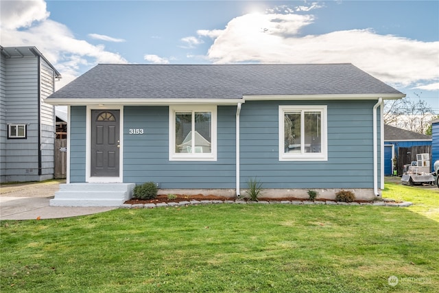 view of front of home featuring a front lawn