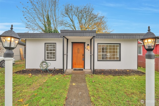 single story home with a front lawn