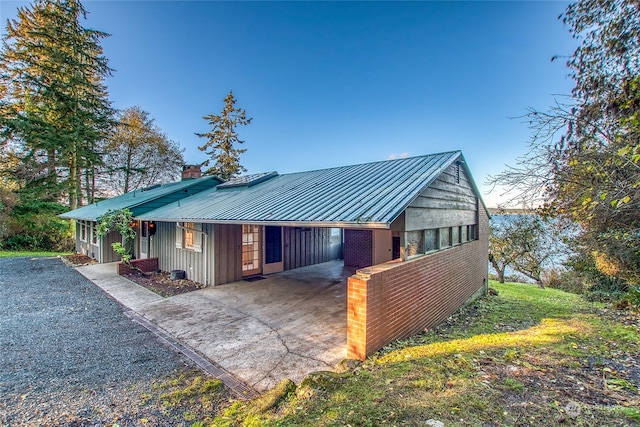 view of front facade featuring a carport