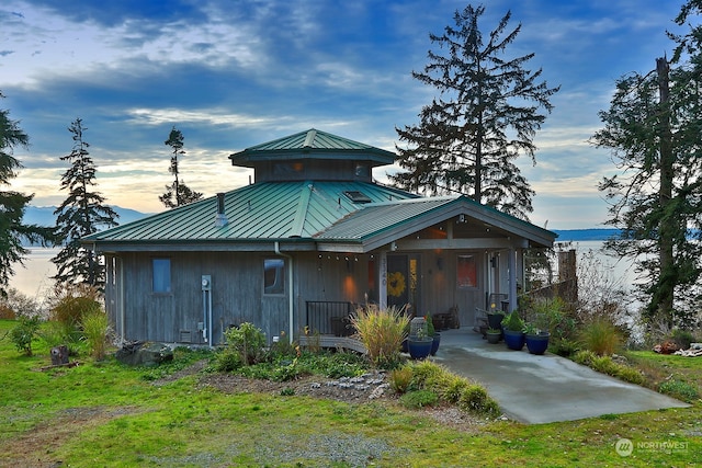 view of front of property featuring a porch