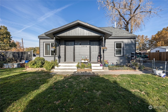 view of front of property with a front yard