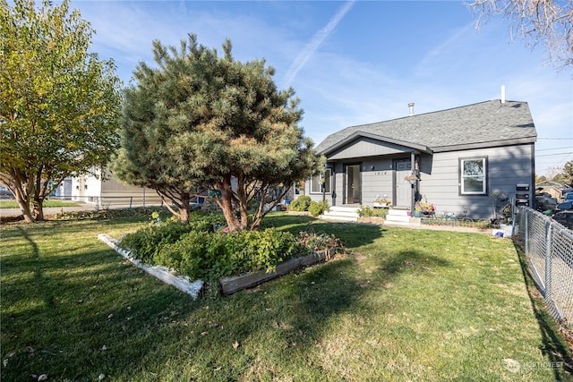 view of front of property featuring a front yard