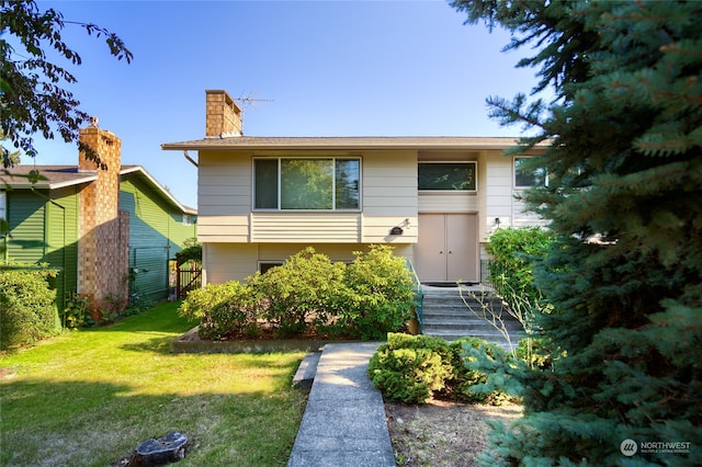 view of front of property with a front yard